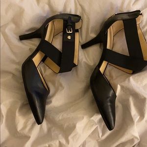 Black and gold pointed toe heels 🖤💛